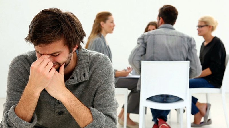 Nhìn nhận nỗi sợ bị đánh giá trong giao tiếp bằng góc nhìn thực tế
